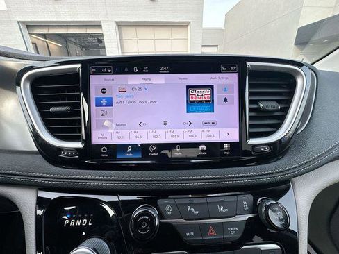 Certified 2022 Chrysler Pacifica Touring-L image 18