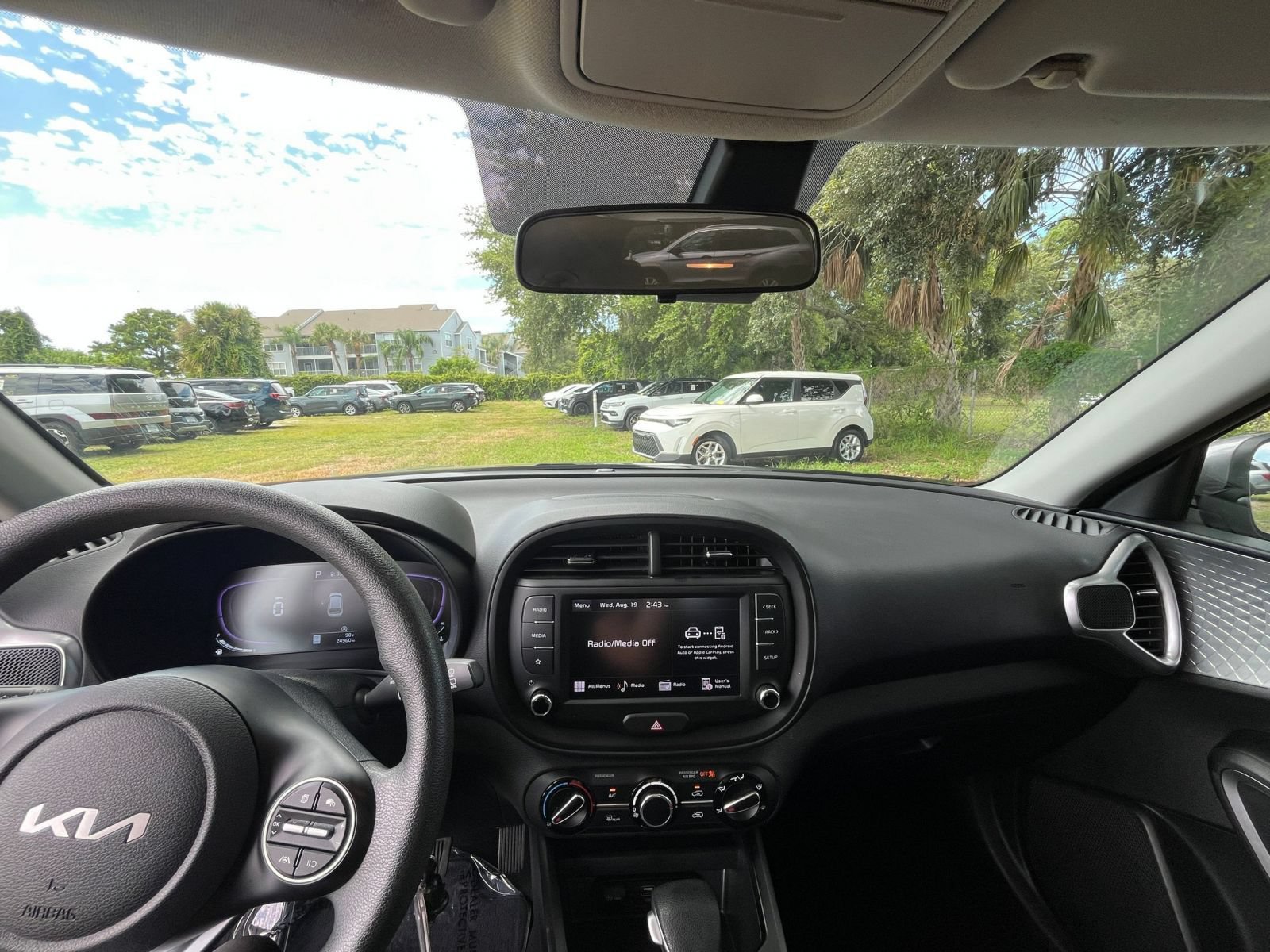Used 2025 Kia Soul LX w/ LX Technology Package FWD image 32