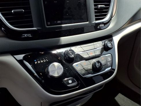 Used 2023 Chrysler Voyager LX FWD image 6