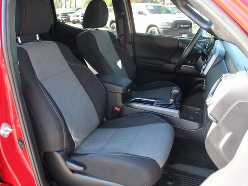 Used 2022 Toyota Tacoma TRD Sport image 34