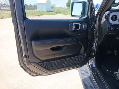 Used 2025 Jeep Wrangler Sahara image 21