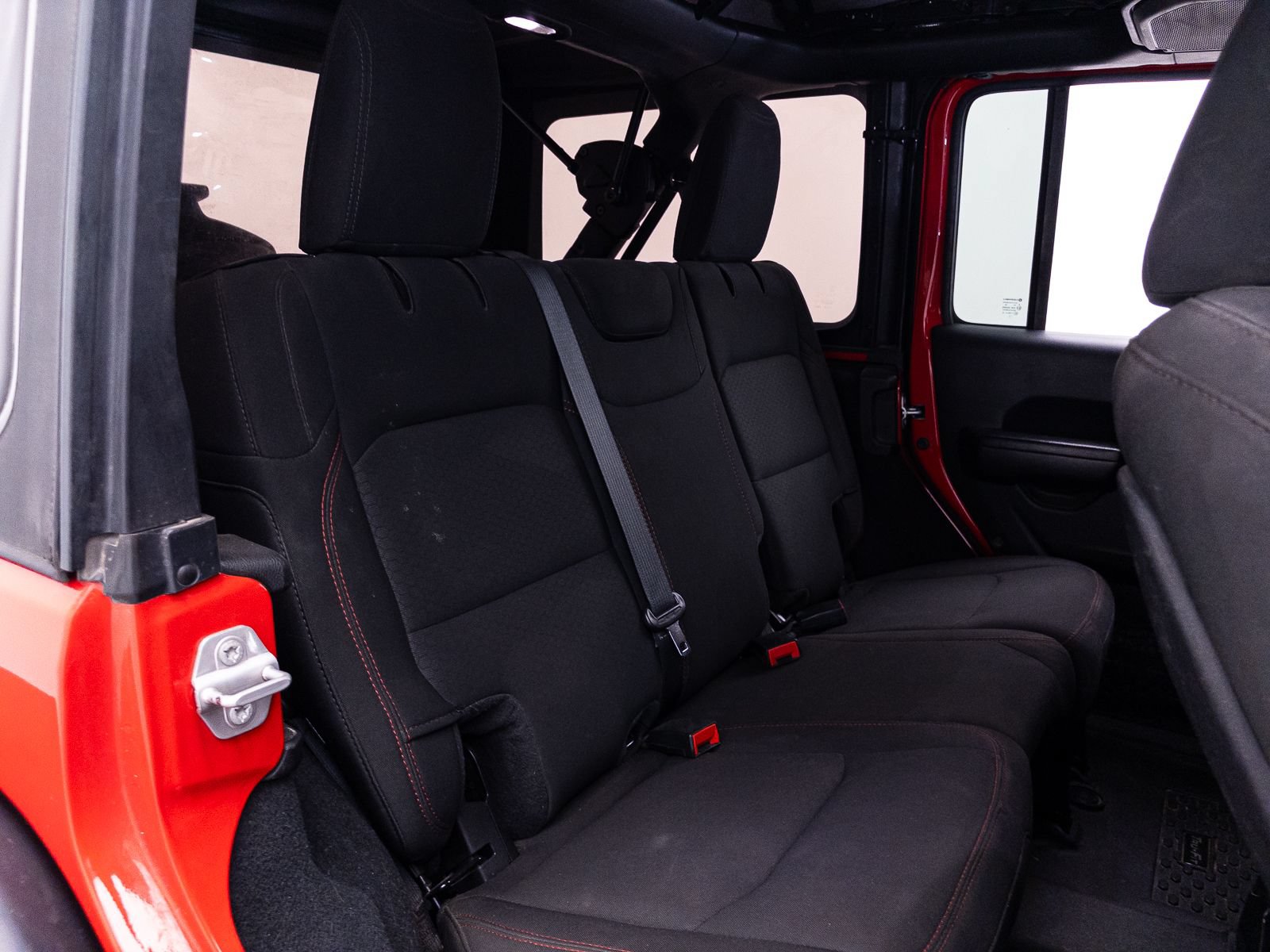 Used 2022 Jeep Wrangler Unlimited Rubicon w/ Cold Weather Group AWD/4WD image 39