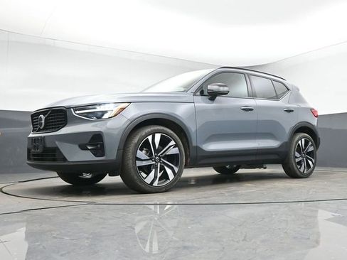 Used 2023 Volvo XC40 B5 Plus w/ Climate Package image 12