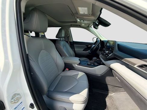 Used 2020 Toyota Highlander XLE AWD/4WD image 26