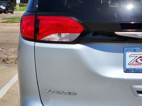 Used 2023 Chrysler Voyager LX image 15