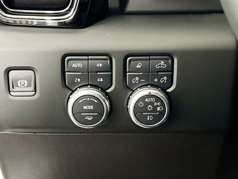 Used 2025 GMC Sierra 3500 AT4 w/ AT4 Premium Plus Package image 18