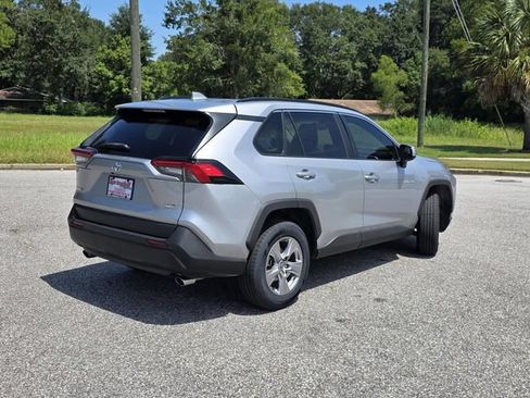 Used 2022 Toyota RAV4 XLE w/ Convenience Package FWD image 5
