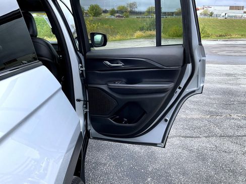 Used 2024 Jeep Grand Cherokee Altitude image 17