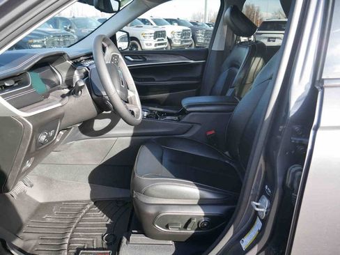 Used 2023 Jeep Grand Cherokee Limited w/ Black Appearance Package image 30