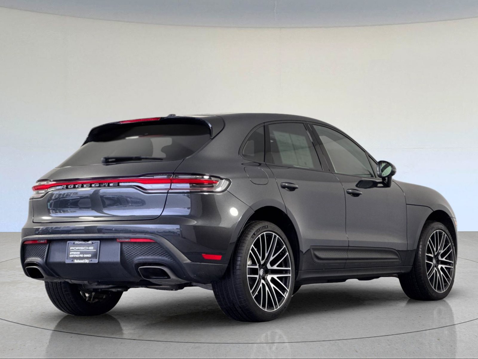 Certified 2025 Porsche Macan AWD/4WD image 8