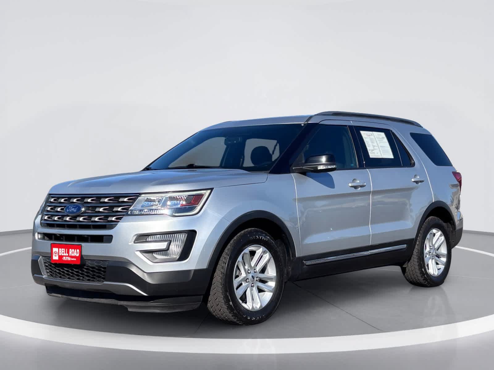 Used 2017 Ford Explorer XLT w/ Equipment Group 201A FWD image 2