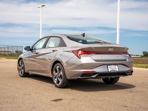 Used 2023 Hyundai Elantra SEL w/ Convenience Package FWD image 5