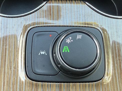 Used 2023 GMC Acadia SLE image 19