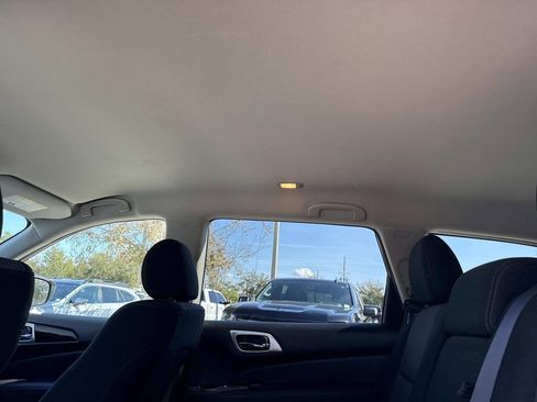 Used 2019 Nissan Pathfinder SV image 17