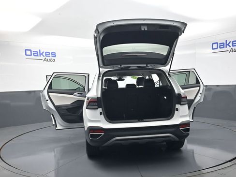 Used 2025 Volkswagen Taos SE FWD image 54