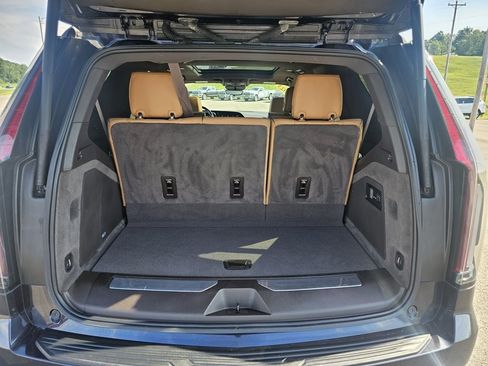 Used 2023 Cadillac Escalade Premium Luxury w/ LPO, Radiant Package image 18