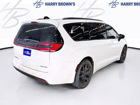 Used 2025 Chrysler Pacifica Limited image 10