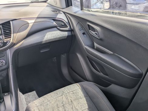 Used 2020 Chevrolet Trax LS FWD image 17