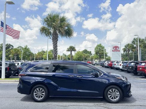 Used 2023 Toyota Sienna XLE FWD image 11