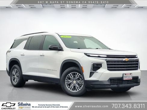 Used 2025 Chevrolet Traverse LT FWD image 1