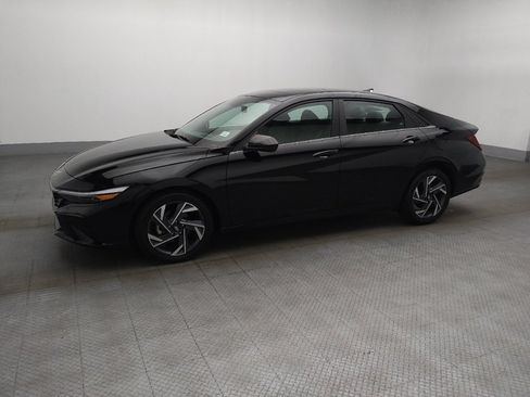 Used 2025 Hyundai Elantra SEL image 2