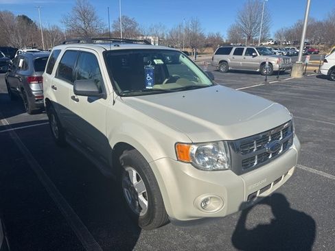 Used 2009 Ford Escape XLT image 1