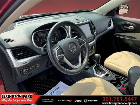 Used 2017 Jeep Cherokee Latitude w/ Comfort/Convenience Group AWD/4WD image 16