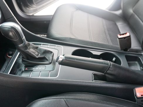 Used 2017 Volkswagen Passat 1.8T R-Line w/ R-Line Lighting Package image 17