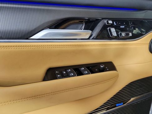 Used 2025 Jeep Grand Wagoneer Series III w/ Rear Seat Video Group 1 AWD/4WD image 16