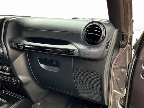 Used 2016 Jeep Wrangler Unlimited Sahara image 16