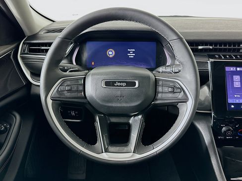 Used 2023 Jeep Grand Cherokee Laredo w/ Luxury Tech Group I image 18