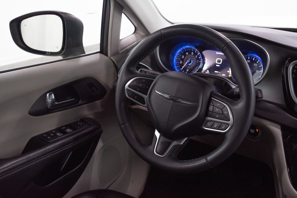 Used 2023 Chrysler Pacifica Touring-L FWD image 23