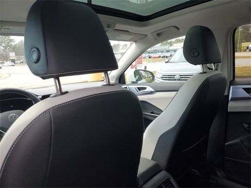 Certified 2025 Volkswagen Taos SE w/ Panoramic Sunroof Package image 11
