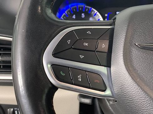 Used 2020 Chrysler Pacifica Touring-L image 19