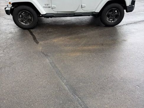 Used 2018 Jeep Wrangler Unlimited Sahara AWD/4WD image 2