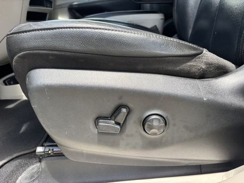 Used 2020 Chrysler Pacifica Touring-L FWD image 37