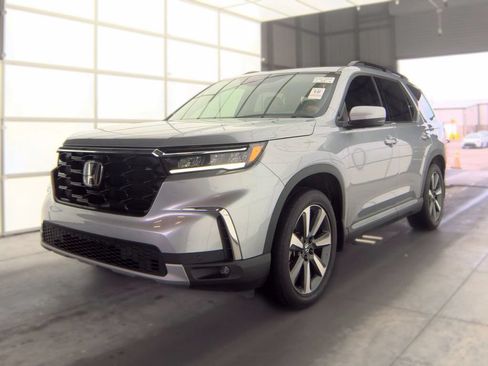 Used 2024 Honda Pilot Touring image 1