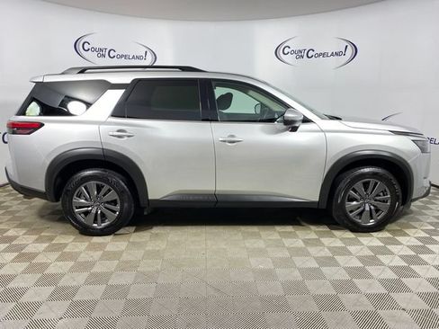 Used 2025 Nissan Pathfinder SV FWD image 8