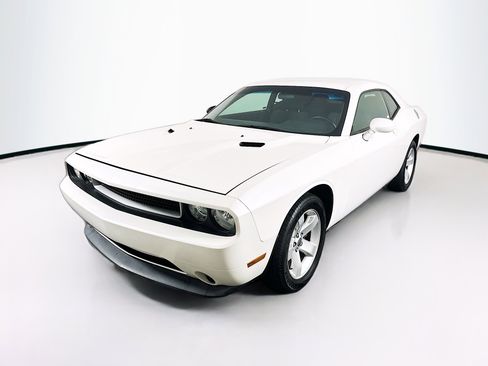 Used 2011 Dodge Challenger RWD image 3
