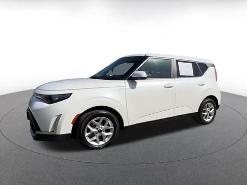 Used 2025 Kia Soul LX w/ LX Technology Package FWD image 8
