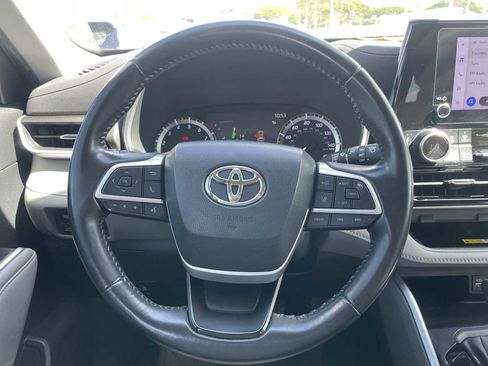 Used 2023 Toyota Highlander XLE image 11