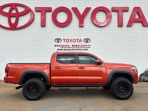 Used 2017 Toyota Tacoma TRD Off-Road image 4