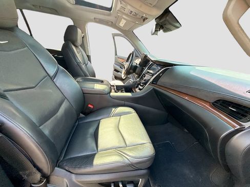 Used 2019 Cadillac Escalade Luxury AWD/4WD image 32