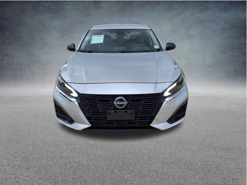 Used 2024 Nissan Altima 2.5 SV FWD image 2