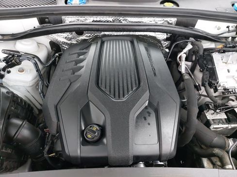 Certified 2023 Porsche Macan AWD/4WD image 33