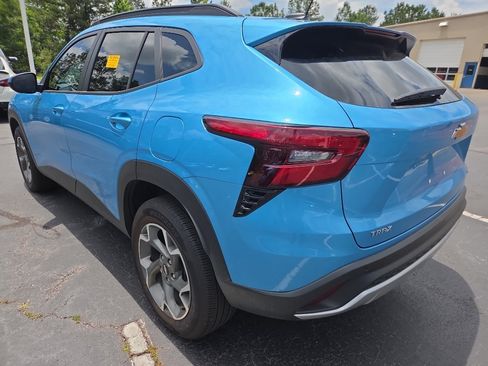 Used 2026 Chevrolet Trax LT w/ Driver Confidence Package FWD image 4