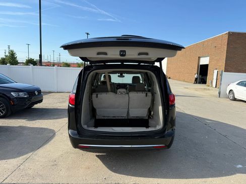 Used 2020 Chrysler Pacifica Limited FWD image 12