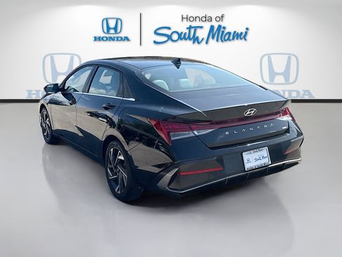 Used 2025 Hyundai Elantra Limited image 5