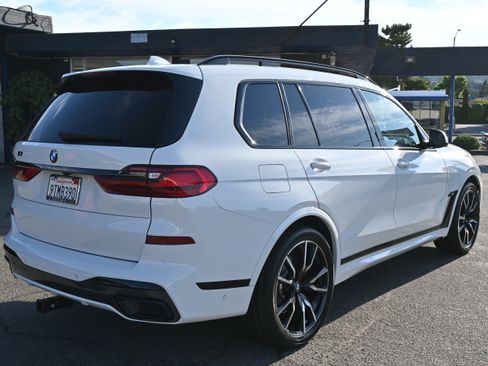 Used 2022 BMW X7 xDrive40i w/ M Sport Package AWD/4WD image 4