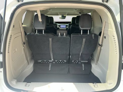 Used 2024 Chrysler Pacifica Limited FWD image 17